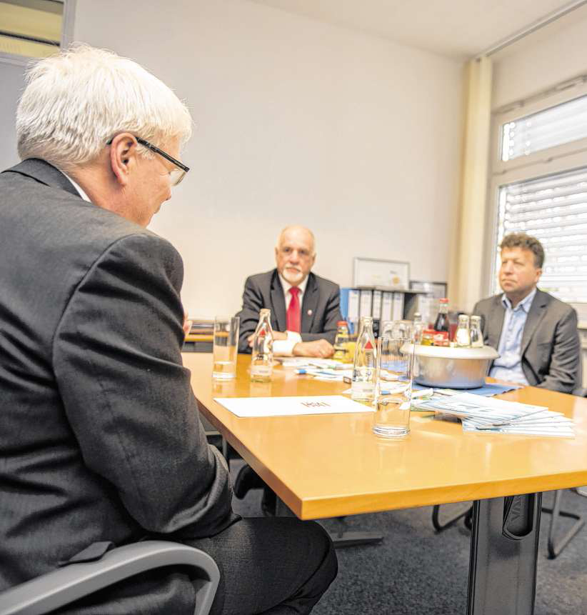 Staatssekretär Werner Koch (links) übergab einen Landeszuschuss in Höhe von 50000 Euro an den KMB, rechts dessen Geschäftsführer Frank Daum mit dem Lautertaler Bürgermeister Jürgen Kaltwasser